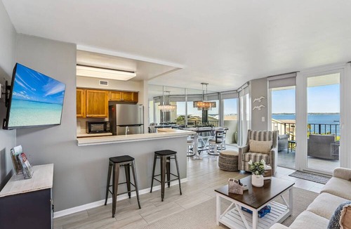 Pensacola Beach Condo | Lazy Dolphin - Beautifully Updated, Convenient Condo with Huge Community Pool & Tennis Court