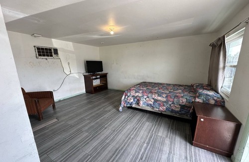 Sun Bay South Apartment | Queen Bed|Smoking|Tampa