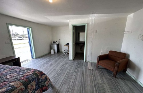 Sun Bay South Apartment | Queen Bed|Smoking|Tampa