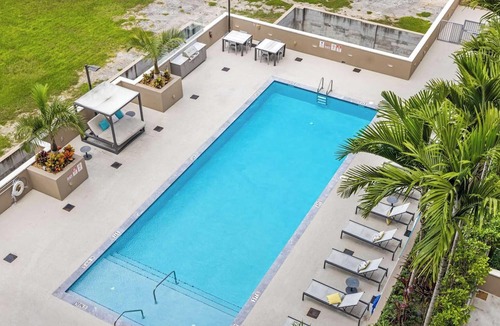 East Little Havana Condo | Modern Miami 1BR - Pool - Gym - Parking - Balcony