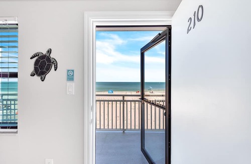 Sunset Beach Condo | 🌞Beachfront Condo🌴Walk to Restaurants🐬Sunsets Every Night🐠Sunset Chateau 210
