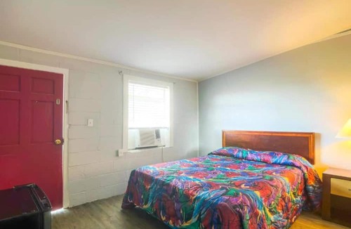 Mobile Apartment | Queen Bed|Smoking|Mobile AL