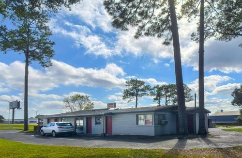 Mobile Apartment | Full Bed|Smoking|Mobile AL