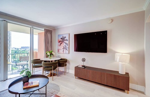 Coconut Grove Condo | Coconut Grove Beauty! 1/1 Bayview Condo w/Free Parking