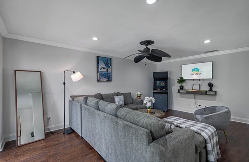 Temple Terrace Apartment | Luxury 5 BDRM Home | Stunning Pool & Huge Backyard