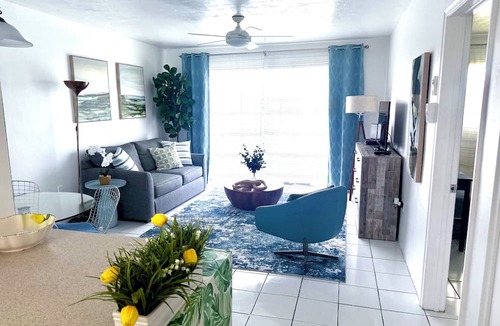 Aventura Condo | Designer’s 1-Bedrm condo 1-Block to Aventura Mall! Parking