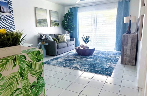 Aventura Condo | Designer’s 1-Bedrm condo 1-Block to Aventura Mall! Parking