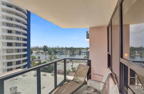 Mid Beach Apartment | Chic 3 Bedroom Condo by the Sea with Resort Amenities, Pools and Gym 715