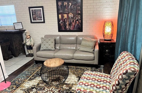 Beauregard Town Historic District Apartment | Cozy Place Downtown by the River Center minutes to LSU. Free Parking/Wifi
