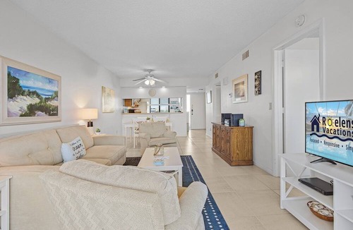 Mid Island Condo | Lake Access, Community Pool, Tennis & Pickleball -Condo Lagoon Landing -Roelens