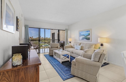 Mid Island Condo | Lake Access, Community Pool, Tennis & Pickleball -Condo Lagoon Landing -Roelens