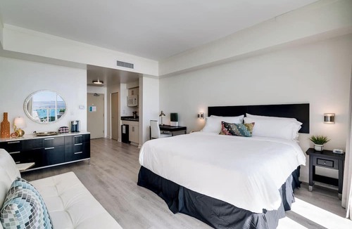 Coconut Grove Condo | Ocean View Balcony. Pool & Hot tub. Fast Wi-Fi