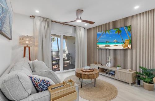 Mid Island Apartment | Paradise Beach Getaway Steps to Sand & Gulf Views King Bed & Sofa Bed