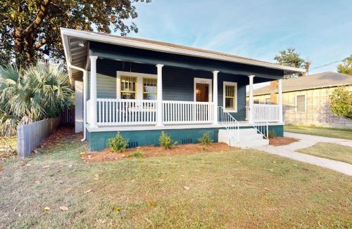 South Pensacola House | Historic downtown cottage with high-speed WiFi and central AC - dogs okay