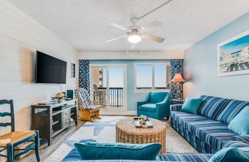 Sunnyside House | Great Pinnacle Port villa with lots of character & balcony - steps from beach