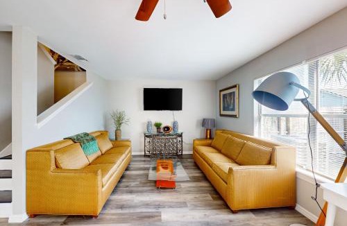 Arlington House | Cozy Spacious Home with Private Backyard and Patio, near shopping