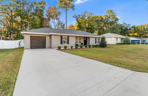 Fellowship House | Giddy Up Getaway Spotless Pets OK 8 min to WEC 2 Kings Fenced Yard