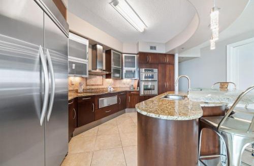 Orange Beach East Apartment | Bella Luna 407-Luxury Condo-Sleeps 8-Walk to Flora-Bama-2 King Beds-Flora-Bama