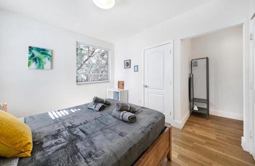 Mid Beach Apartment | Art Deco Escape Steps to Ocean & Free Parking