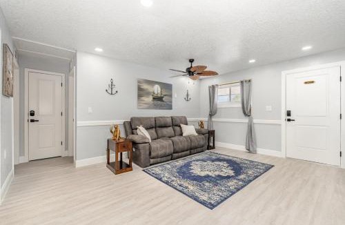 Tropic Apartment | Elegant Retreat Near Downtown and Beach