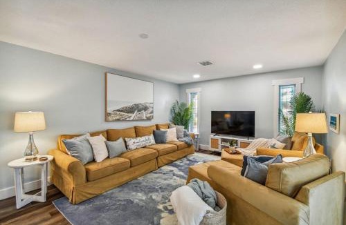 Tarpon Springs House | Luxury heated-pool home blocks from the beach