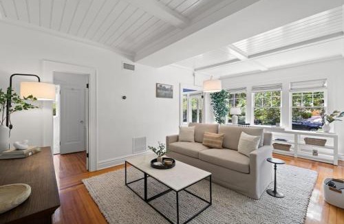 Hyde Park Apartment | The Adaline Room #6 - Stunning Hyde Park Apartment, 1st Floor, Steps to Bayshore