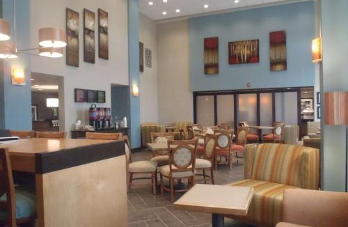 Wiggins Hotel | Hampton Inn & Suites Wiggins