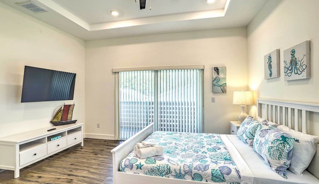 Family-friendly Tampa Home < 3 Mi to Ocean!
