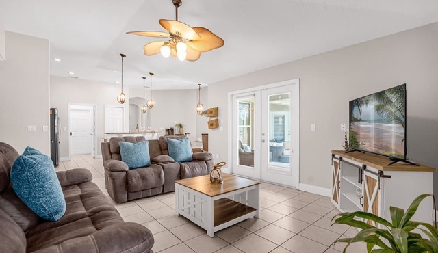 Upstay - Waterside Home With Pool and Hot Tub