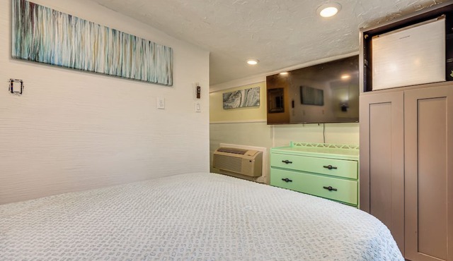 The Humming Bird Suite - Affordable Lakefront Fun