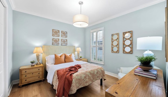 Neapolitan - Newly Renovated 3-BR Luxury Home with Private Pool. Enjoy a Fully Equipped Kitchen and Free Wi-Fi