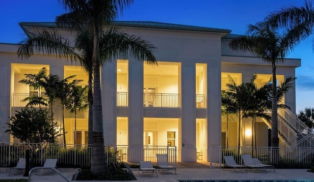 Your Dream Miami Retreat Awaits! Gorgeous Room w/Kitchen and Balcony