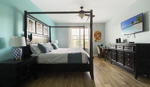 Large Space ★ Heated Pool ★ Close to Universal
