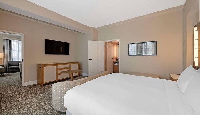 Luxury & Downtown Excitement! Free Shuttle Service, Pets Allowed