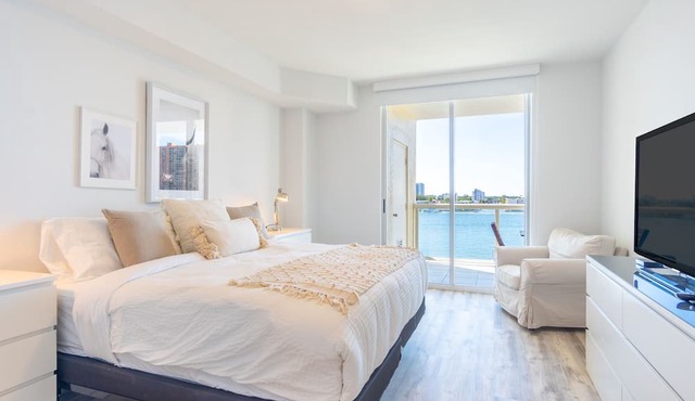 Spacious condo with beautiful water views | WIFI 100+ Mbps