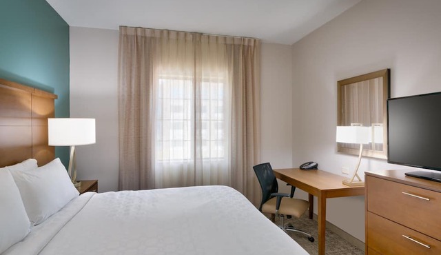 King Suite. Outdoor Pool & Hot Tub. Free Breakfast. 10 Minutes to University of Florida.
