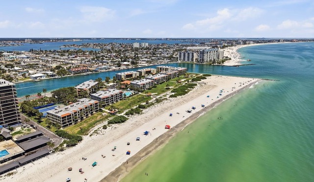 ☀Beach Access On Site🌴Land's End 1-203🐬Beautifully Updated🐠Across from Pool