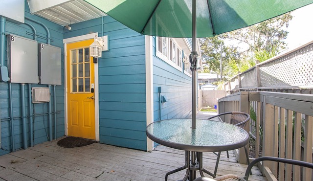 1 bedroom Apartment in quaint triplex 12 blocks from UF and downtown