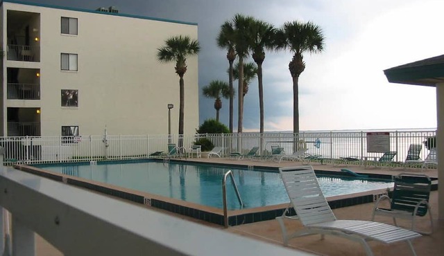 Waterfront condo, seasonal, corporate, monthly rental. View rocket launches!