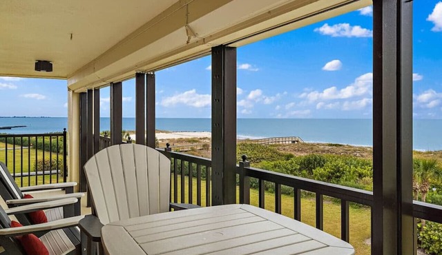 Land`s End Beachfront Elegance: Top Floor Corner