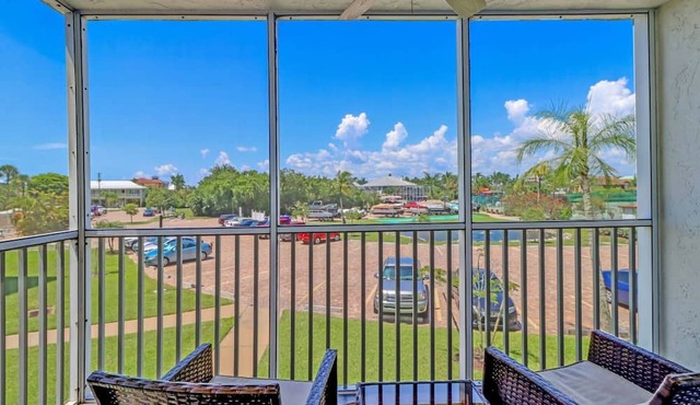 REMODELED STUDIO | FREE WIFI | KING BED + QUEEN SLEEPER | FREE PARKING | STEPS TO BONITA BEACH