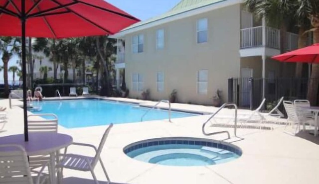 Beach Gem! Ground floor, steps to the beach!