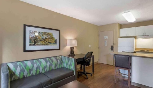 1 Queen Bed | ADA/RI Shower/Smoking/Kitchen