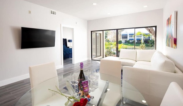 Beautiful Pool 5m to the Beach Downtown & Shopping