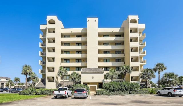 Lazy Dolphin - Beautifully Updated, Convenient Condo with Huge Community Pool & Tennis Court