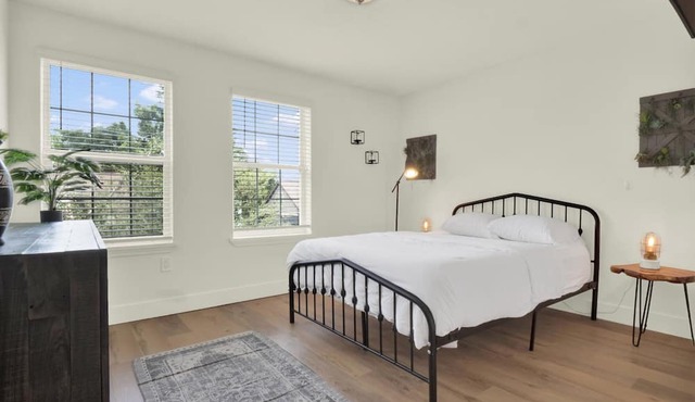 New! Modern Home - 4 Beds 2.5 Baths - 5 minutes from Downtown
