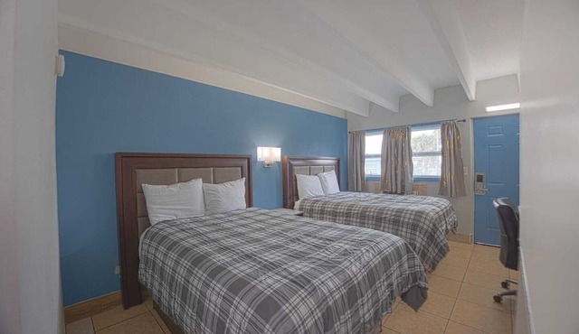 2 Full Beds|Non-Smoking