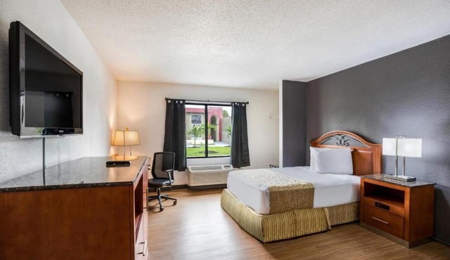 Full Bed Accessible with kitchenette Non-Smoking