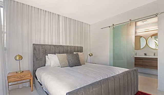 Roami at 250 Collins | 10 Bed Combo | Rooftop Pool