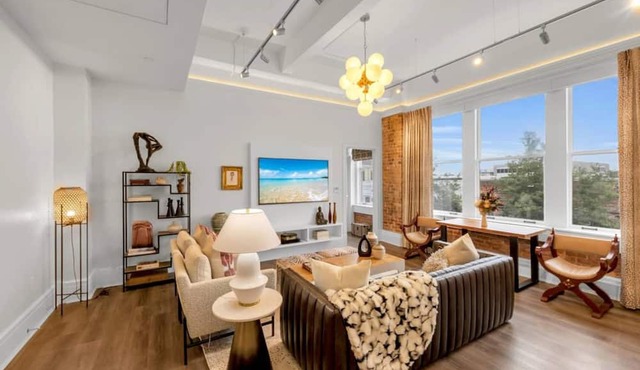 DeLuna Vista the Brent Lofts